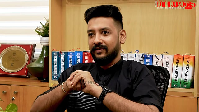 പാട്ട് എവർ​ഗ്രീൻ ആയില്ലെങ്കിലും കുഴപ്പമില്ല; കലാകാരന് ജീവിച്ചിരിക്കേ ആ പാട്ടുകൊണ്ട് ​ഗുണമുണ്ടാകണം: വിനായക് ശശികുമാർ