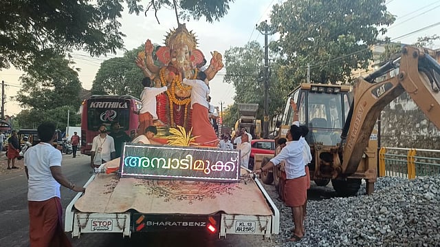 അമ്പാടി മുക്കിൽ ഭക്തിസാന്ദ്രമായി ഗണേശ വിഗ്രഹ നിമജ്ജന ഘോഷയാത്ര; രാഷ്ട്രീയ ചർച്ചയായി 'അമ്പാടിമുക്ക് സഖാക്കളുടെ' ചരിത്രം