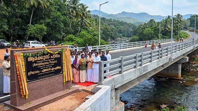 നിലവിലെ എംഎല്‍എ ക്ഷണിച്ചു, മുന്‍ എംഎല്‍എ പാലം ഉദ്ഘാടനം ചെയ്തു; ഫലകത്തില്‍ പേരില്ല, 'പൂഞ്ഞാര്‍ എംഎല്‍എ' മാത്രം