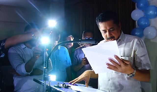 മന്ത്രിക്കും കിട്ടി എട്ടിന്റെ പണി!
പ്രസംഗിക്കുന്നതിനിടെ കറന്റ് കട്ട്; പ്രസംഗം പൂര്ത്തിയാക്കിയത് മൊബൈല് വെളിച്ചത്തില്