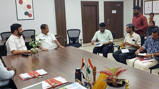 അകത്തേത്തറ റെയിൽവേ മേൽപ്പാലം നിർമ്മാണം വേഗത്തിലാക്കാൻ നിർദേശം: പ്രവൃത്തികൾ സെപ്റ്റംബർ 30-നകം പൂർത്തിയാക്കണം   