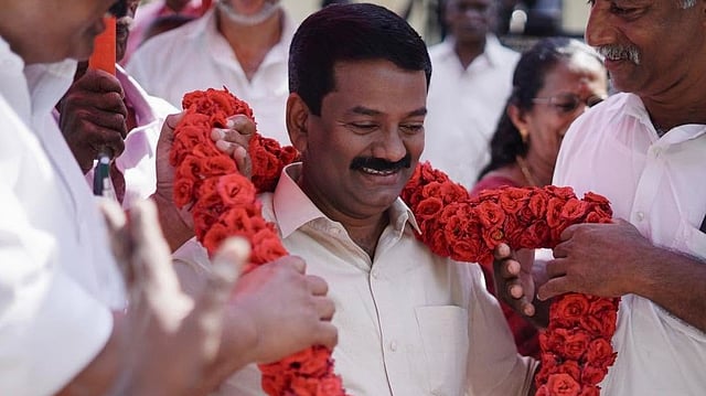 25 ലക്ഷം രൂപയുടെ നിക്ഷേപ തട്ടിപ്പ് ആരോപണം; മുൻ റാന്നി എംഎൽഎ പ്രമോദ് നാരായണനെതിരെ കേസ്