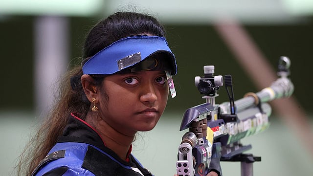 രണ്ടാം 'വെള്ളിയണിഞ്ഞ്' ഇന്ത്യ; ഒളിംപിക് ചാംപ്യനെ അട്ടിമറിച്ച് ഇളവേനില് വാളറിവന്!