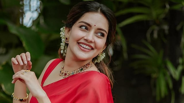 അപകടത്തില് മുഖത്ത് ഗുരുതരമായി പരുക്കേറ്റു; 20 ലേറെ തുന്നലുകള്; ആറ് ദിവസത്തിനകം സെറ്റിലേക്ക് തിരിച്ചെത്തി മഹിമ നമ്പ്യാര്