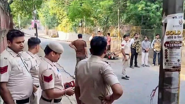 ഡല്‍ഹിയില്‍ വീണ്ടും കൂട്ടബലാത്സംഗം, 17 കാരിയെ മൂന്നുപേര്‍ ലൈം​ഗികമായി പീഡിപ്പിച്ചു; പ്രതിയെ വെടിവെച്ചു വീഴ്ത്തി പൊലീസ് ( വീഡിയോ)