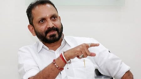 'മുഖ്യമന്ത്രിയുടെ ആകാശയാത്രയിലെ അജ്ഞാത അവതാരം ആര്?; സ്പോണ്സര്മാര് കേരളത്തിലെ മന്ത്രിമാരെ ഇങ്ങനെ സ്നേഹിച്ച് കൊല്ലരുത്!'
