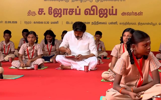 പൊങ്കലും സാമ്പാറും വിളമ്പി നല്കി വിജയ്; വിദ്യാര്ഥികള്ക്കൊപ്പം പ്രഭാതഭക്ഷണം; പിന്നാലെ 'മാസ്റ്റര്' ക്ലാസ് മുറിയിലേക്ക്; വിഡിയോ