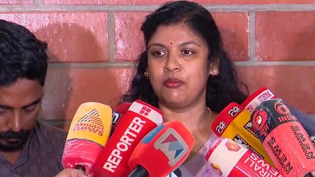 'മന്ത്രിമാര് ജനങ്ങളെ നോക്കി കൊഞ്ഞണം കുത്തുന്നു, സ്പോണ്സര്മാര് പവര്ക്കെട്ടില് നിന്ന് രക്ഷിക്കുമോ?'