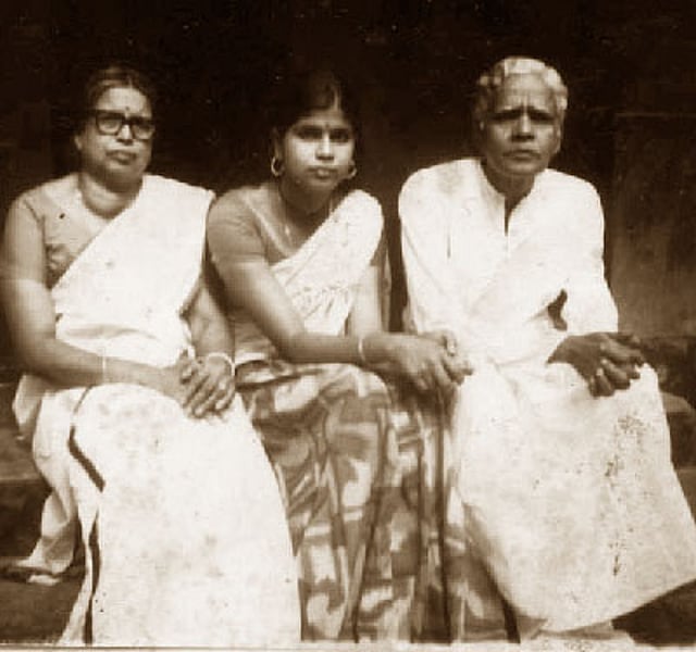 ഇടശ്ശേരി ഭാര്യയ്ക്കും ഇളയ മകള്ക്കുമൊപ്പം