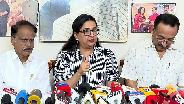 'എനിക്ക് പാനിക് അറ്റാക്ക് വന്നു, സ്വർണം അവരുടെ വീക്ക്നെസ് ആണ്, ഒപ്പിട്ട ചെക്ക് മറന്നു എന്ന് പറയുന്നത് കള്ളം';
രാധയ്ക്കെതിരെ അംബിക