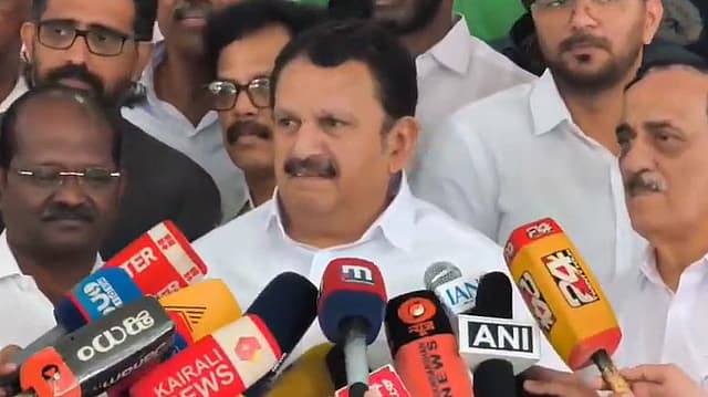 സംസ്ഥാനത്ത് മരുന്ന് ക്ഷാമമില്ല: അസൂയക്കും കഷണ്ടിക്കും മാത്രമാണ് മരുന്നില്ലാത്തതെന്ന് മന്ത്രി കെ. മുരളീധരൻ