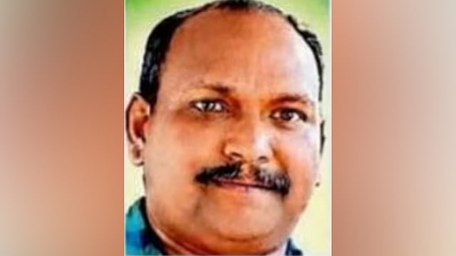 റോഡില് വീണ തേങ്ങ നെഞ്ചിലിടിച്ചു; ബൈക്ക് യാത്രികന് ദാരുണാന്ത്യം