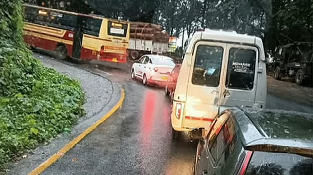കണ്ടെയ്‌നര്‍ ലോറി കുടുങ്ങി; താമരശേരി ചുരത്തില്‍ വന്‍ ഗതാഗതക്കുരുക്ക്, വാഹനങ്ങളുടെ നീണ്ടനിര