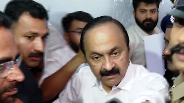 'മുഖ്യനോട് ചോദ്യം വേണ്ട', മാധ്യമങ്ങളെ തടഞ്ഞ് പൊലീസ്; തൃശൂരിലെ പുസ്തക പ്രകാശന ചടങ്ങിനിടെ പ്രതിഷേധം