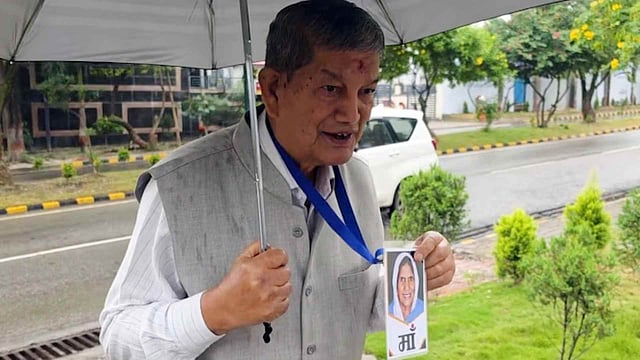 പരീക്ഷാ ക്രമക്കേട്: അമ്മയുടെ ചിത്രം കഴുത്തില് തൂക്കി ഹരീഷ് റാവത്ത് ഇഡിക്കു മുന്നില്