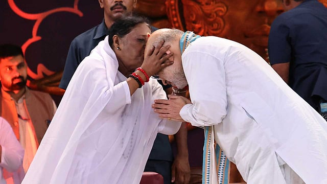 മാതാ അമൃതാനന്ദമയി ദേവി അമിത് ഷായെ അനുഗ്രഹിച്ചപ്പോള്