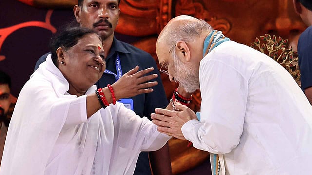 മാതാ അമൃതാനന്ദമയി ദേവി നിസ്വാര്ത്ഥ സേവനത്തെ ആഗോള പ്രസ്ഥാനമാക്കി: അമിത് ഷാ; ത്രിസപ്തതി ആഘോഷങ്ങള്ക്ക് അമൃതപുരിയില് തുടക്കം