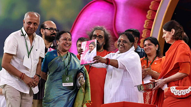 അമൃതാനന്ദമയി ദേവിയുടെ ലേഖന സമാഹാരം 'അമ്മ സ്പീക്സ്' പ്രകാശനം ചെയ്തു
