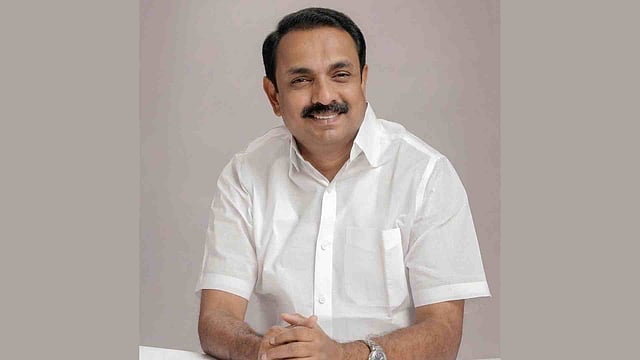 പൊന്നാനി എംഎൽഎയ്ക്ക് ഗുരുവായൂരിൽ എന്താണ് കാര്യം?'; കെ പി നൗഷാദ് അലിക്കെതിരെ കരിങ്കൊടി കാട്ടി സിപിഎം പ്രതിഷേധം