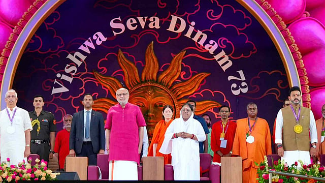 യന്ത്രങ്ങള്‍ നമ്മുടെ യജമാനന്മാരാകരുത്, വിവേകശക്തിയും ബോധവും നിലനിര്‍ത്തണം: അമ്മ
