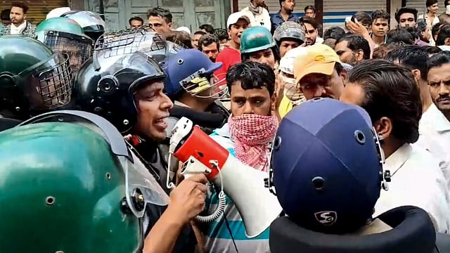 ഉജ്ജയിനിൽ ഷാഹി മസ്ജിദിന്റെ ഭാഗം പൊളിക്കുന്നതിനിടെ സംഘർഷവും കല്ലേറും: കണ്ണീർവാതകം പ്രയോഗിച്ച് പൊലീസ്; നഗരത്തിൽ അതീവ ജാഗ്രത