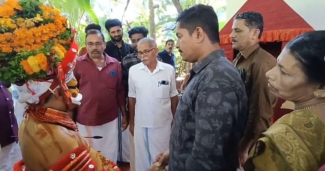 ആംബുലൻസ് വാങ്ങാൻ ദക്ഷിണത്തുക പൂർണ്ണമായി നൽകി മുത്തപ്പൻ വെള്ളാട്ടം: ഡിവൈഎഫ്ഐയുടെ ‘ആർദ്രം’ പദ്ധതിക്ക് കൈത്താങ്ങ്