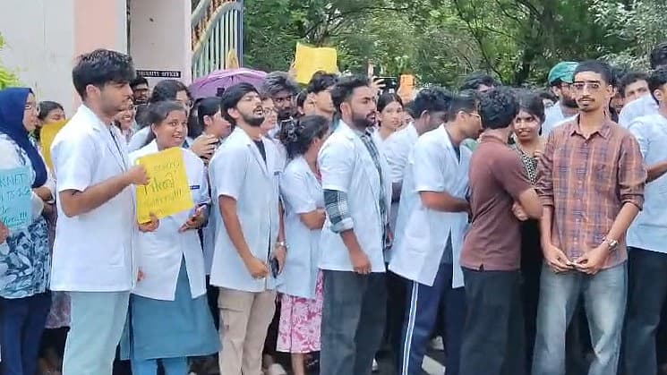 ഹോസ്റ്റൽ ഫീസ് അടച്ചില്ലെന്ന് കാട്ടി പരീക്ഷാഫലം തടഞ്ഞുവെച്ചു: മണ്ണുത്തി വെറ്ററിനറി സർവകലാശാലയിൽ വിദ്യാർഥി പ്രക്ഷോഭം