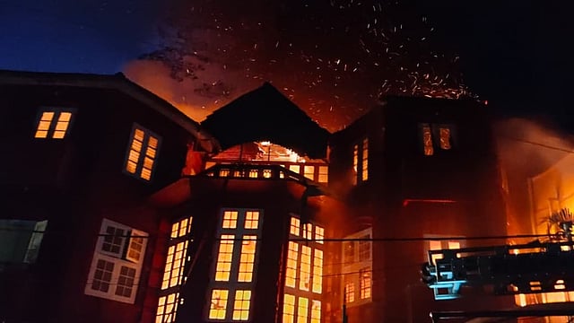 200ലേറെ വര്ഷം പഴക്കം; ജൂതപാരമ്പര്യത്തിന്റെ ഭാഗമായ കെട്ടിടം; ഫോര്ട്ട് കൊച്ചിയിലെ കോഡര് ഹൗസില് വന്തീപ്പിടിത്തം