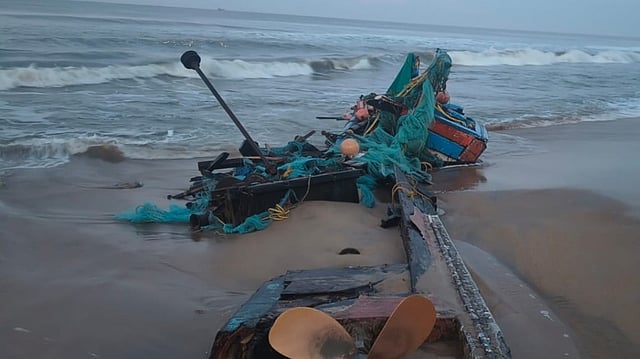മടക്കരയിൽ കടലിൽ ശക്തമായ തിരമാലയിൽപ്പെട്ട് മത്സ്യബന്ധന ബോട്ട് തകർന്നു