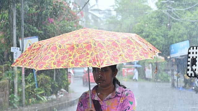 ചക്രവാതച്ചുഴി: നാളെ മുതല് നാലുദിവസം ശക്തമായ മഴ; ആറു ജില്ലകളില് യെല്ലോ അലര്ട്ട്