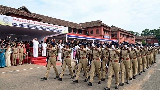ഇനി പത്തു പേരെ നിയമിക്കുമ്പോള് മൂന്നും വനിതകള്; വന് മാറ്റത്തിനൊരുങ്ങി കേരള പൊലീസ്