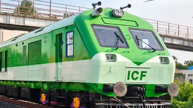 ഫുള് ടാങ്ക് അടിച്ചാല് 1600 കിലോമീറ്റര് സഞ്ചരിക്കാം, ചെലവ് കുറവ്; ഇന്ത്യയിലെ ആദ്യത്തെ എല്എന്ജി ട്രെയിന് ട്രാക്കില്- വിഡിയോ