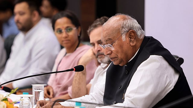 ബാലറ്റിലേക്ക് തിരികെ പോകണം; പ്രതിഷേധം ശക്തമാക്കി ഇന്ത്യാ മുന്നണി; ഒക്ടോബര് ആറിന് തെരഞ്ഞെടുപ്പ് കമ്മീഷന് ആസ്ഥാനത്തേക്ക് മാര്ച്ച്