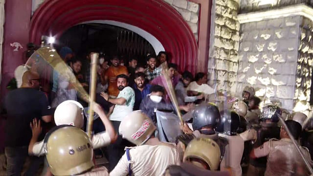 തലസ്ഥാനത്തെ സംഘർഷത്തിന് തുടക്കമിട്ടത് കൂവൽ: പന്തമേറും കുപ്പിയേറും നടന്നു; പൊലീസ് റിപ്പോർട്ട് പുറത്ത്