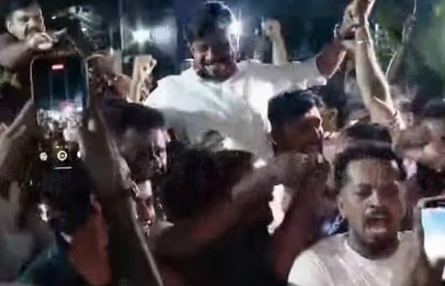 മന്ത്രിയെ തോളിലേറ്റിയ യൂത്ത് കോണ്ഗ്രസ് പ്രവര്ത്തകര്