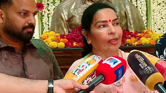 'ഞങ്ങള്ക്ക് എന്ത് പ്രശ്നം ഉണ്ടായാലും ഞങ്ങള് തന്നെ നേരിടും, പാര്ട്ടിയുടെ സഹായം ചോദിക്കില്ല'; ഒളിയമ്പുമായി വിനോദിനി ബാലകൃഷ്ണന്