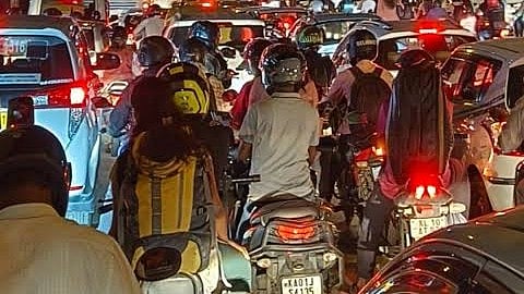 ബംഗളൂരിലേക്ക് വണ്ടി കയറുന്നവര്‍ ജാഗ്രതൈ...!!!
"ഒരു ലക്ഷം രൂപ മാസവരുമാനമില്ലെങ്കില്‍ പാപ്പരാകും";  വീഡിയോ 