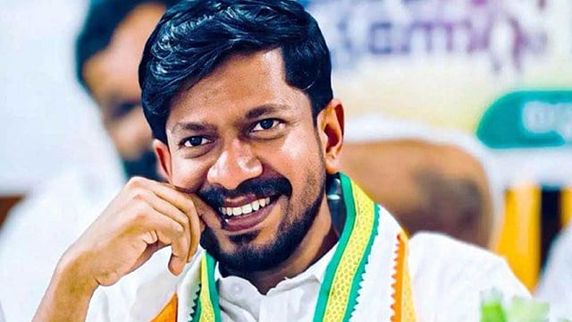 മന്ത്രി ഒജെ ജനീഷിനെ കരിങ്കൊടി കാട്ടി; ഫോട്ടോ സഹിതം പരാതി; താത്കാലിക ഡോക്ടറെ സസ്പെന്ഡ് ചെയ്തു