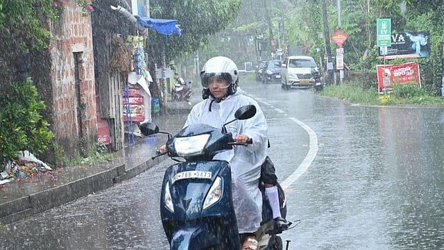 ചക്രവാതച്ചുഴിയും ന്യൂനമര്‍ദ്ദ പാത്തിയും, ചൊവ്വാഴ്ച വരെ ഇടിമിന്നലോട് കൂടിയ ശക്തമായ മഴ; ഏഴ് ജില്ലകളില്‍ യെല്ലോ അലര്‍ട്ട് 
