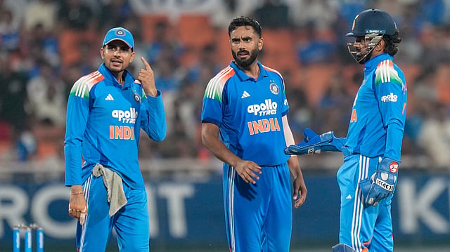 'മോശം ബൗളിങ്, ക്യാച്ചുകൾ കൈവിടുന്ന ഫീൽഡർമാരും!'