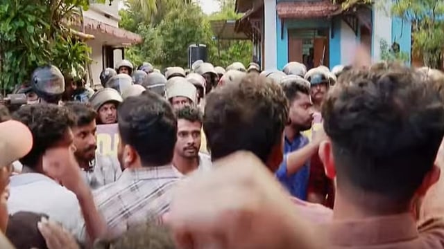 എസ്എഫ്ഐ ജില്ലാ സെക്രട്ടറിയുടെ വീട്ടിലെ പൊലീസ് പരിശോധന; പ്രതിഷേധ മാര്ച്ചിനിടെ പ്രവര്ത്തകന്റെ വിരലറ്റു