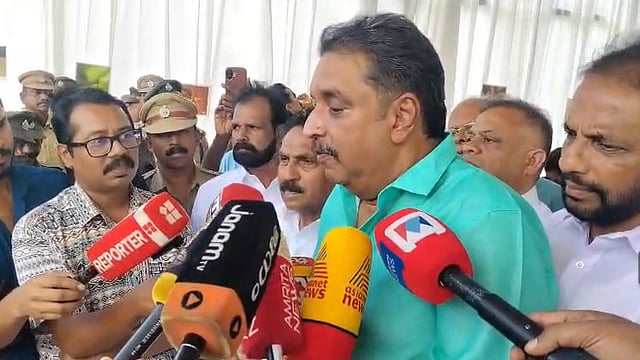 'ഫെൻസിങ് നീക്കുന്നതിലെ ജനങ്ങളുടെ ആശങ്ക പരിഹരിക്കും; ആനത്താരകൾ പുനഃസ്ഥാപിക്കുന്നതിൽ ഹൈക്കോടതിക്ക് റിപ്പോർട്ട് നൽകും': വനംമന്ത്രി 