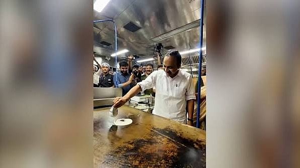'ഞാനൊക്കെ ദോശ ഉണ്ടാക്കിയിട്ടുണ്ട്';  ദോശ ചുട്ട് കട ഉദ്ഘാടനം ചെയ്ത് മുഖ്യമന്ത്രി, വിഡിയോ