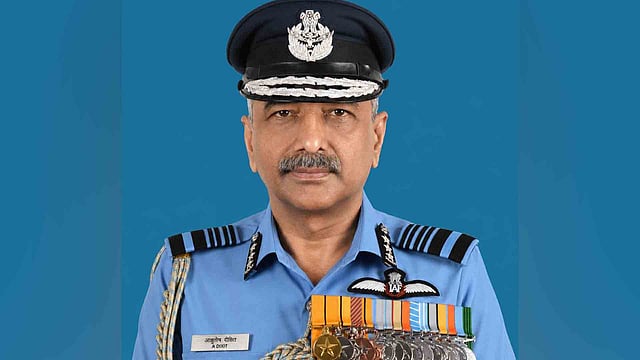 3,500 മണിക്കൂറിലധികം യുദ്ധവിമാനം പറത്തി പരിചയസമ്പത്ത്; എയർ മാർഷൽ അശുതോഷ് ദീക്ഷിത് വ്യോമസേനയുടെ പുതിയ മേധാവി