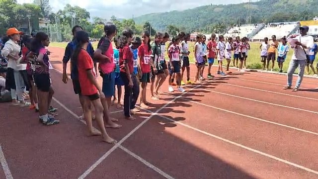 സിന്തറ്റിക് ട്രാക്കിൽ നഗ്നപാദരായി ഓട്ടം; ചുട്ടുപൊള്ളിയ ട്രാക്കിൽ പിഞ്ചുകാലുകൾക്ക് പൊള്ളലേറ്റു; അടിമാലി സ്കൂൾ കായികമേളയിൽ  സംഘാടന വീഴ്ച