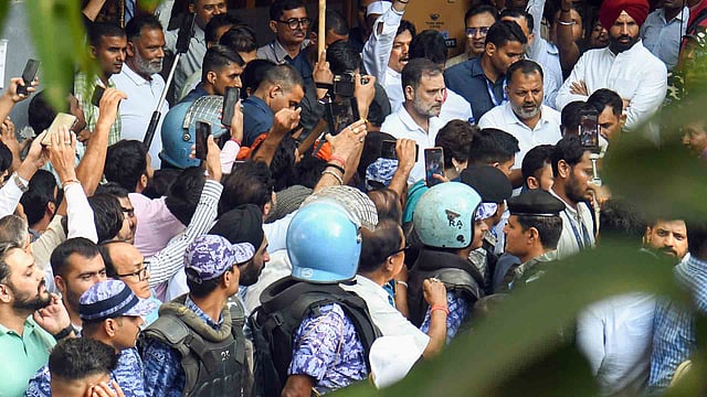 ​Jantar Mantar Protest: രാഹുല്‍ ഗാന്ധി കസ്റ്റഡിയില്‍, നടുറോഡിൽ കിടന്ന് പ്രിയങ്ക; തലസ്ഥാനം സംഘർഷ ഭരിതം
