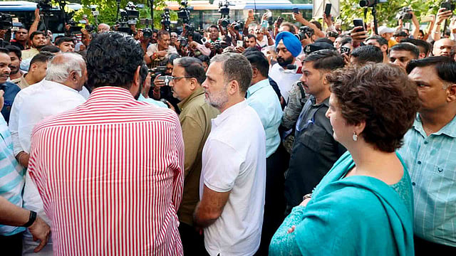 ​Jantar Mantar Protest: എംപിമാരുടെ വാഹനം തടഞ്ഞ് പൊലീസ്, റോഡിലിറങ്ങി പ്രതിഷേധവുമായി രാഹുലും പ്രിയങ്കയും; തലസ്ഥാനം സംഘർഷ ഭരിതം