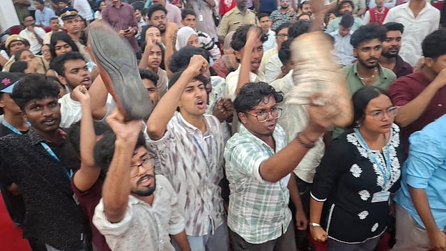 കേന്ദ്ര സർവകലാശാലയിൽ വിദ്യാർഥി പ്രതിഷേധം ഇരമ്പി; വന്ദേമാതരം സെമിനാർ നിർത്തിവെച്ചു