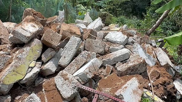 മുന്നറിയിപ്പില്ലാതെ ജെസിബിയുമായി സംഘം; വണ്ടിപ്പെരിയാറിൽ വീട് ഇടിച്ചുനിരത്തി; തടയാനെത്തിയ വീട്ടുകാർക്ക് ക്രൂരമർദ്ദനം
