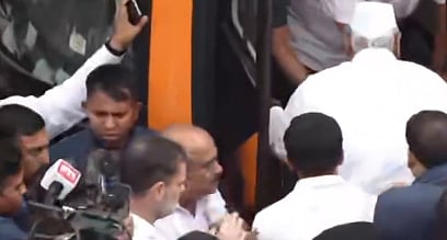 ​Jantar Mantar Protest: രാഹുലിൻറെ നേതൃത്വത്തിൽ പ്രതിപക്ഷ എംപിമാർ രാജ്ഘട്ടിലേക്ക് തിരിച്ചു